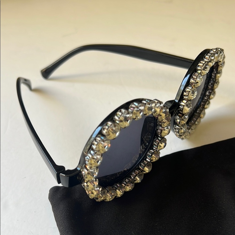 Luxurious Black and Silver Sunglasses with Crystal Embellishments - Picture 2 of 3
